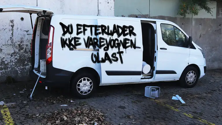 En varevogn, der er brudt ind i