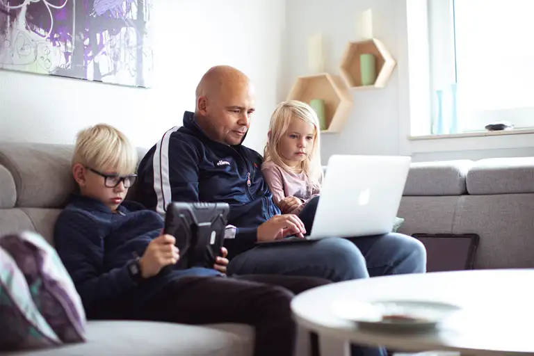 Mand med børn foran computer